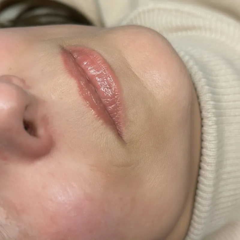 Lippen – Sanftes Lip Blush für natürlich rosige Lippen