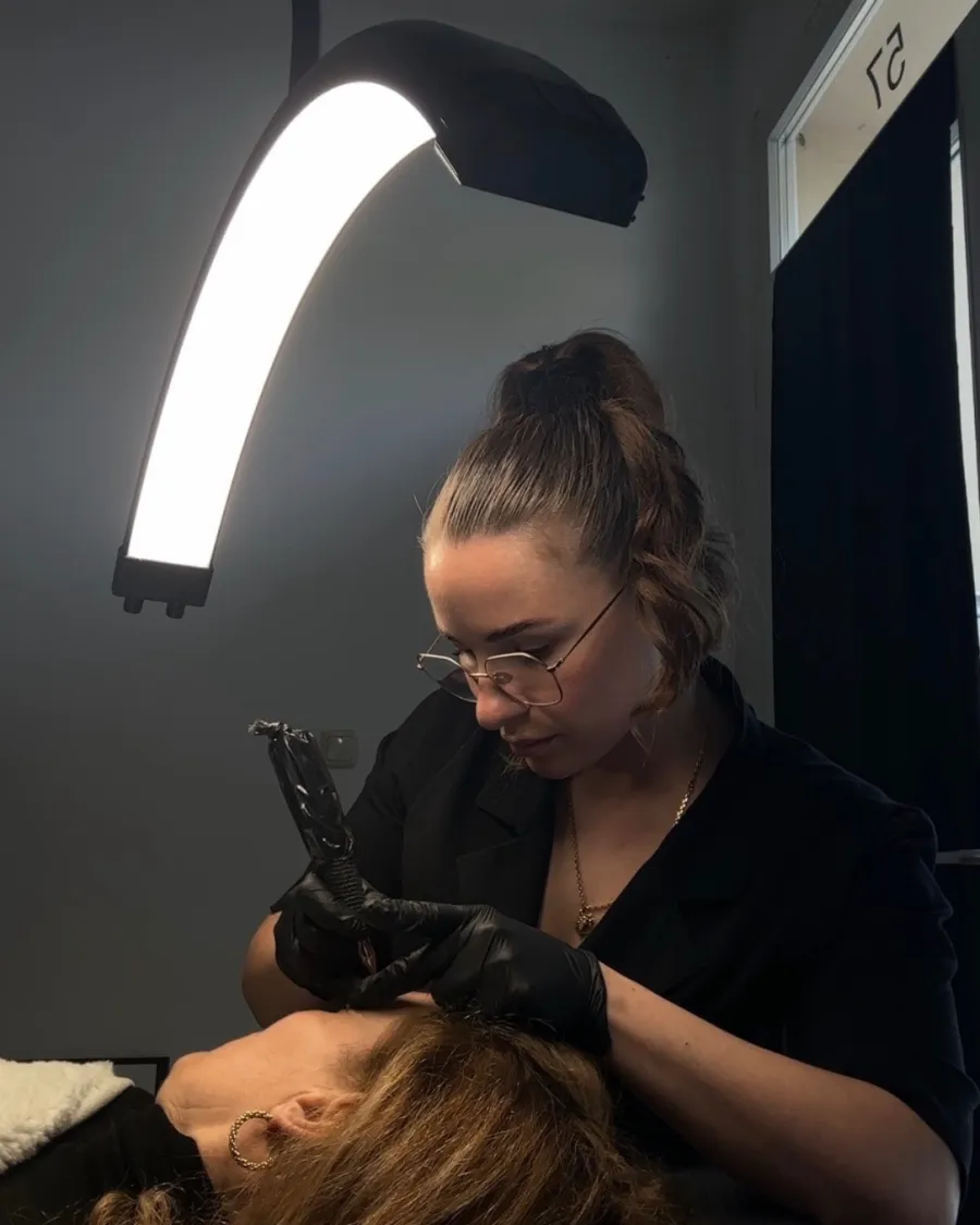 Natürliches Permanent Make-up der Augenbrauen in Hamburg